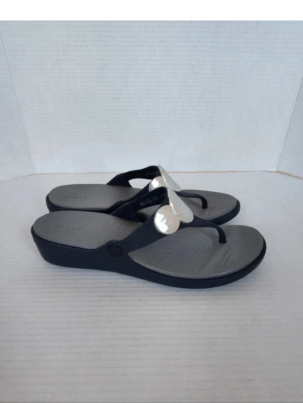 Crocs Women Sanrah Hammered Circle Wedge Flip Flops Size 10 Navy Grey Metallic
